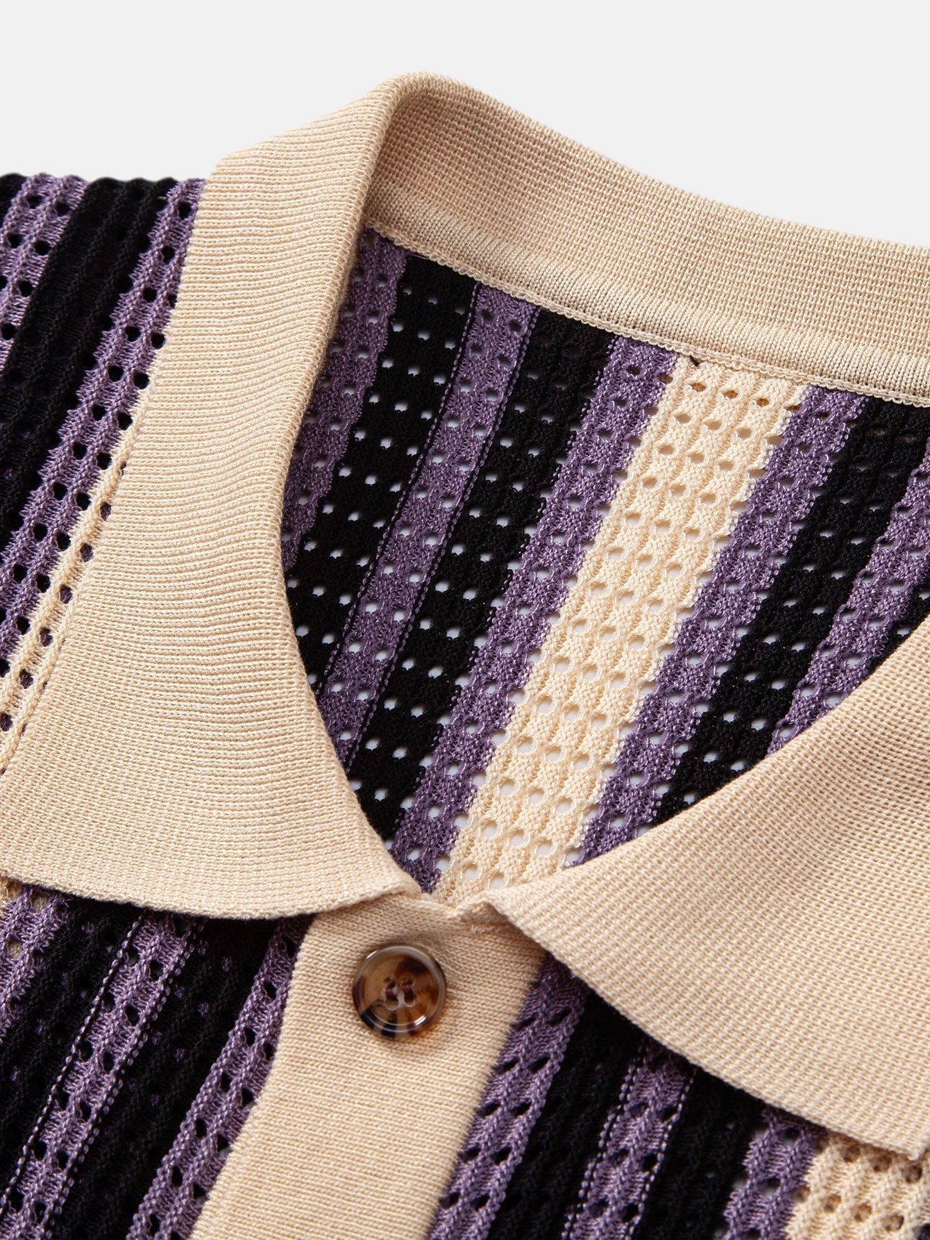 CAMICIA A RIGHE CON OCCHIELLI ALL'UNCINETTO E PANTALONI DI LINO CON GAMBA DRITTA