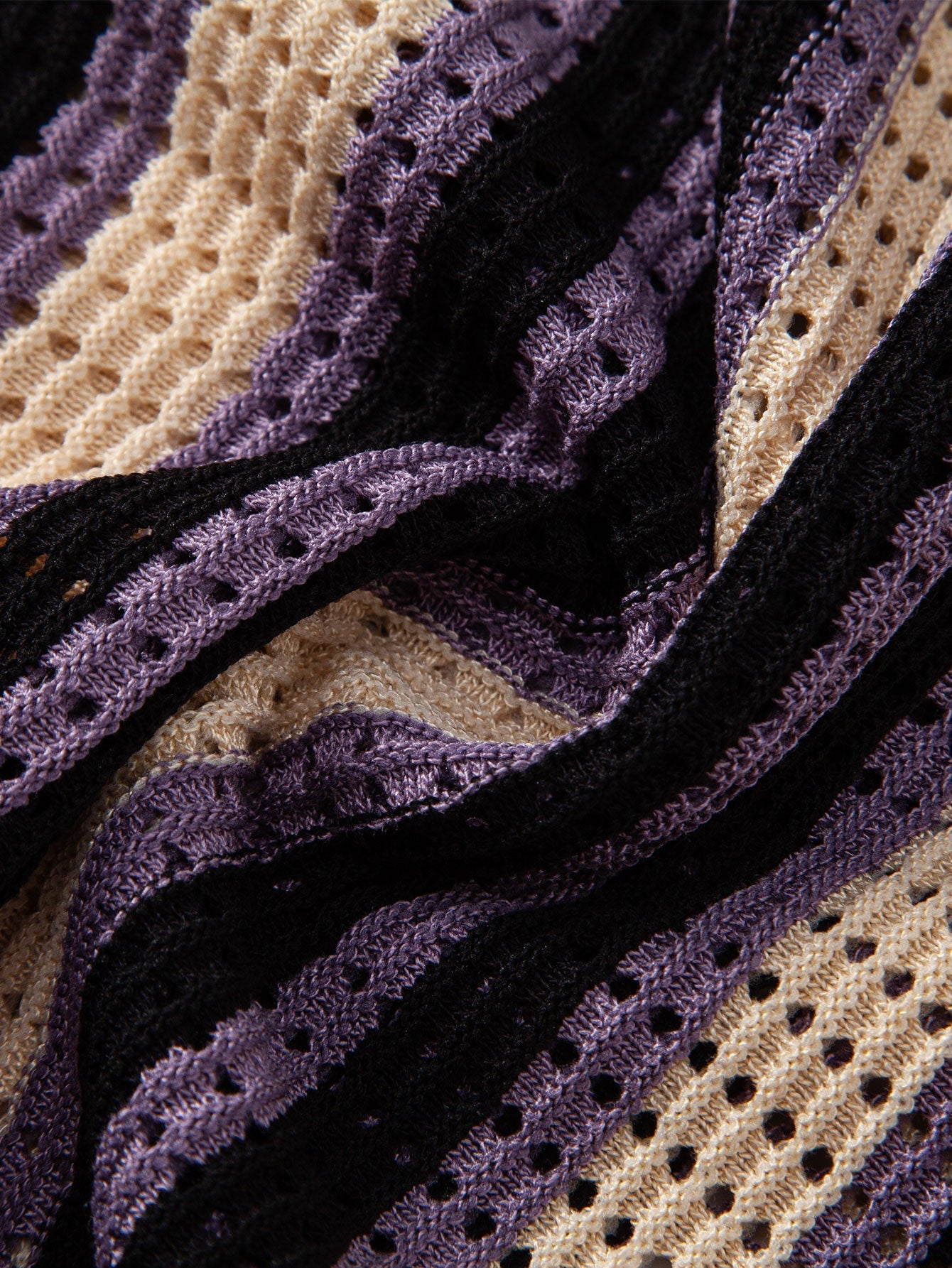 CAMICIA A RIGHE CON OCCHIELLI ALL'UNCINETTO E PANTALONI DI LINO CON GAMBA DRITTA